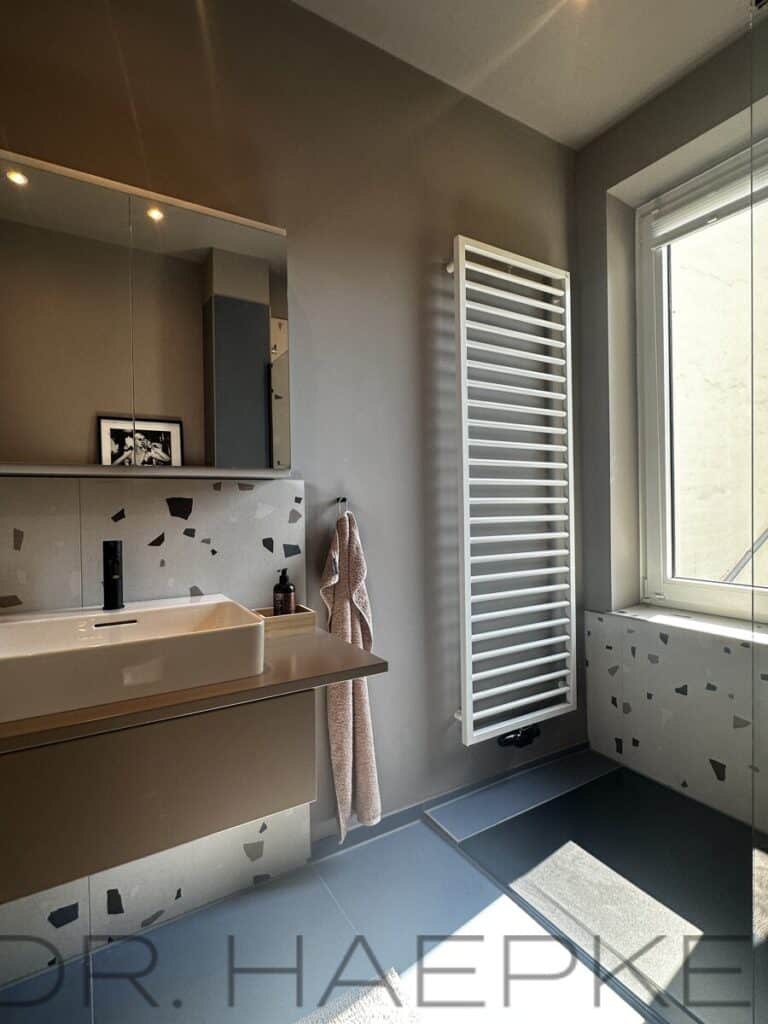 Bad mit großer Dusche