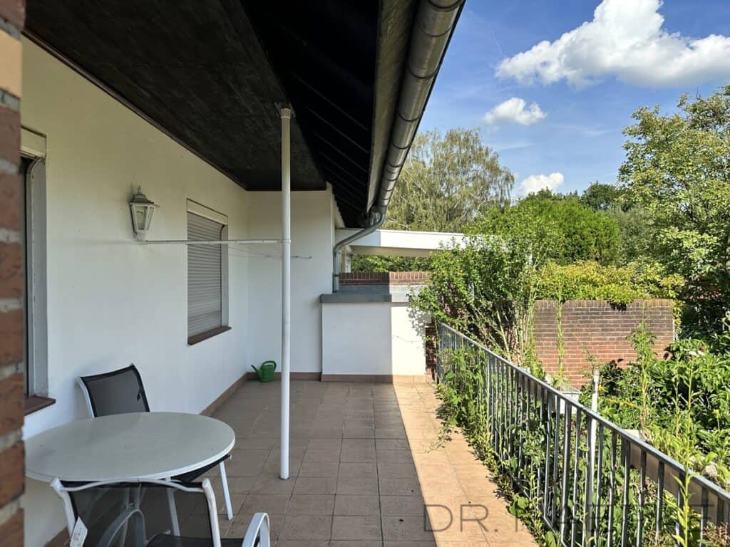 Die Terrasse ist teilüberdacht
