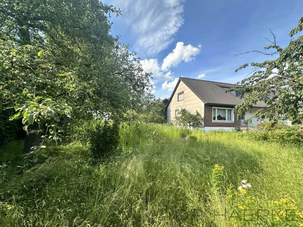 Garten mit Blick auf die Giebelfront