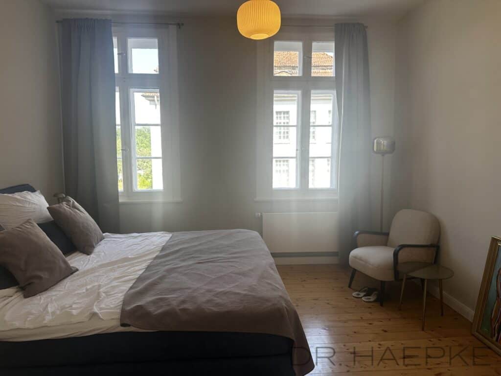 Schlafzimmer mit viel Licht