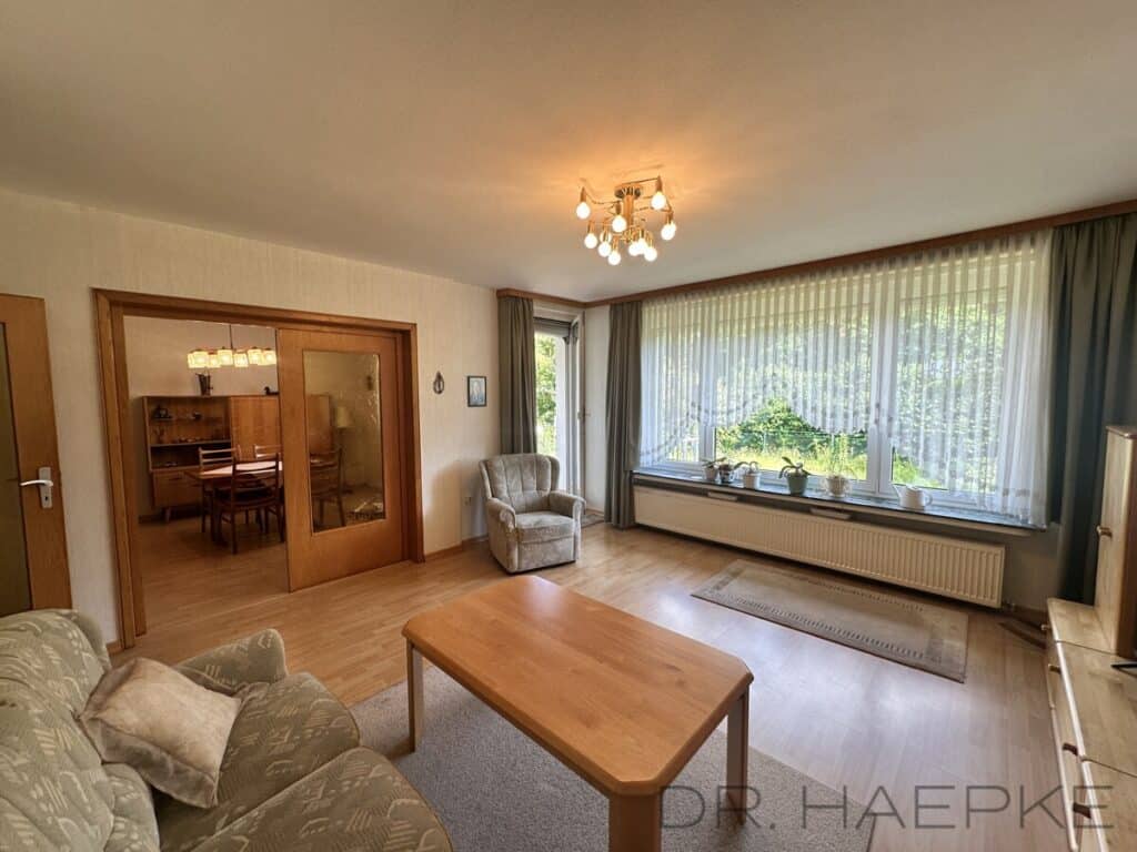 Wohnzimmer mit Blick zum Esszimmer