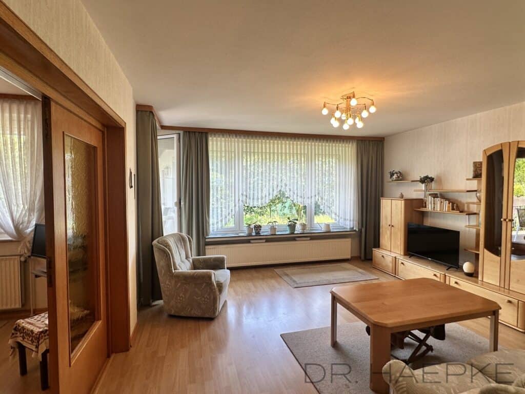 Wohnzimmer mit Zugang Terrasse